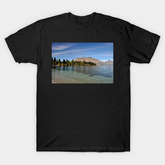 Nouvelle Zélande - Queenstown, Lac Wakatipu T-Shirt by franck380